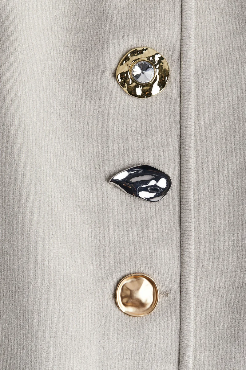 اتش اند ام بلوزة بقصّة باندو وبتفاصيل أزرار