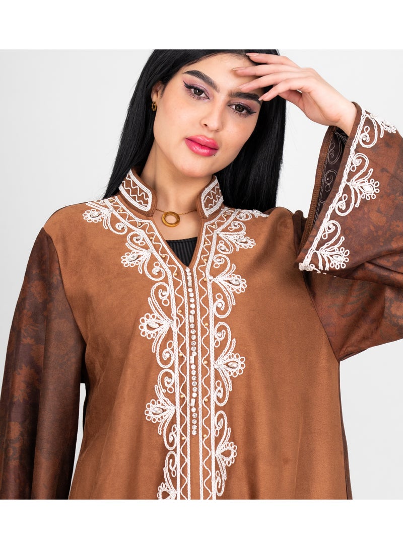 اكسا جلابية شتوية بياقة آسيوية وتطريز أمامي لون بني - Image 2