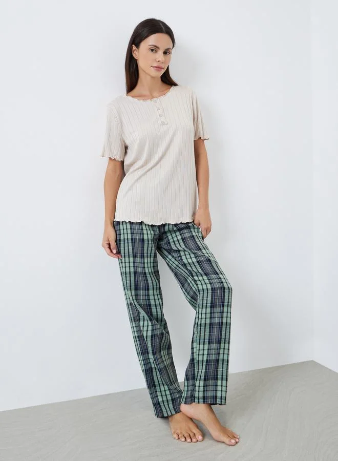 ستايلي طقم بيجاما من بنطال وتيشيرت بتفاصيل بارزة الملمس