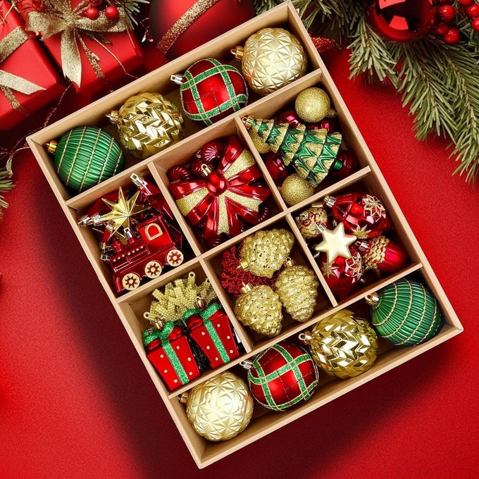 82PCS CHRISTMAS BALLS ORNAMENTS SET DELIGHTFUL CLASSIC GIFT SET SHATTERPROOF PLASTIC DECOR FOR XMAS TREE HOLIDAY WEDDING PARTY DECORATIONS WITH HANGING STRINGS GOLD RED AND GREEN