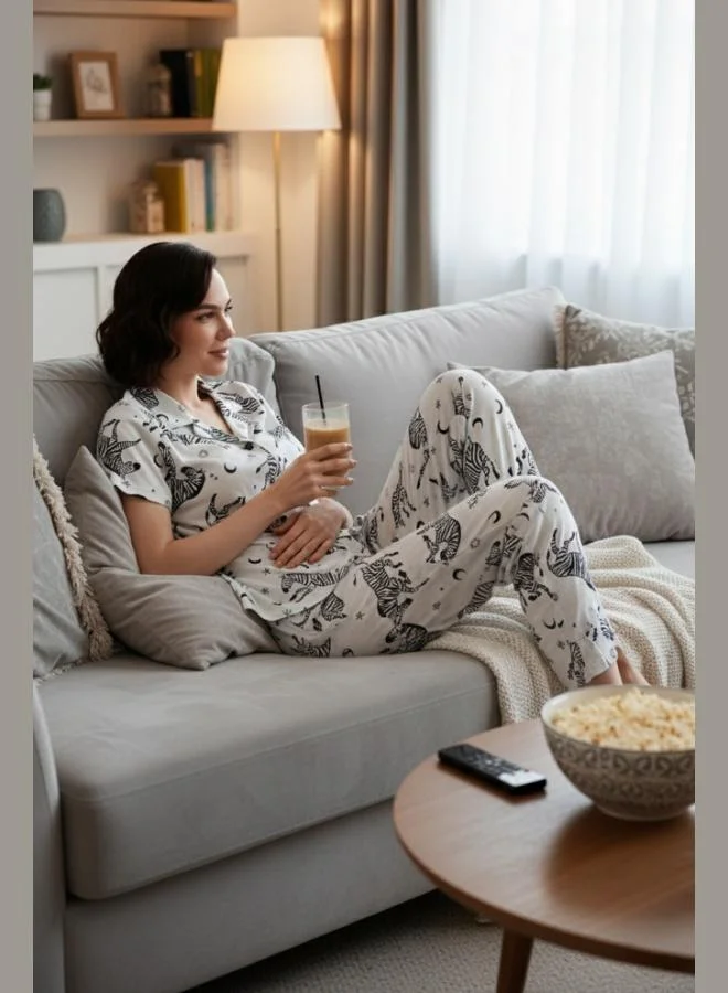 ليلا طقم بيجامة نسائي بأكمام قصيرة وياقة قميص بنقوشات، قصة عادية