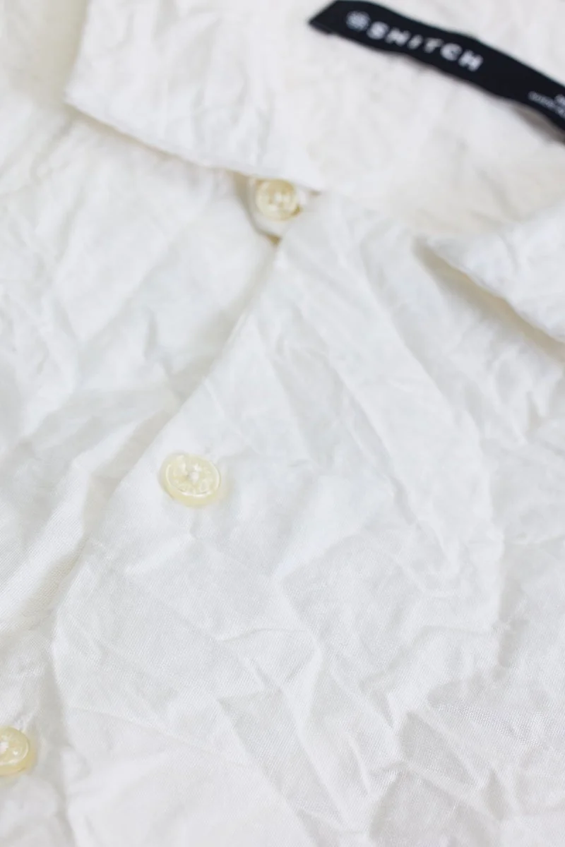 سنيتش قميص أبيض مجعد