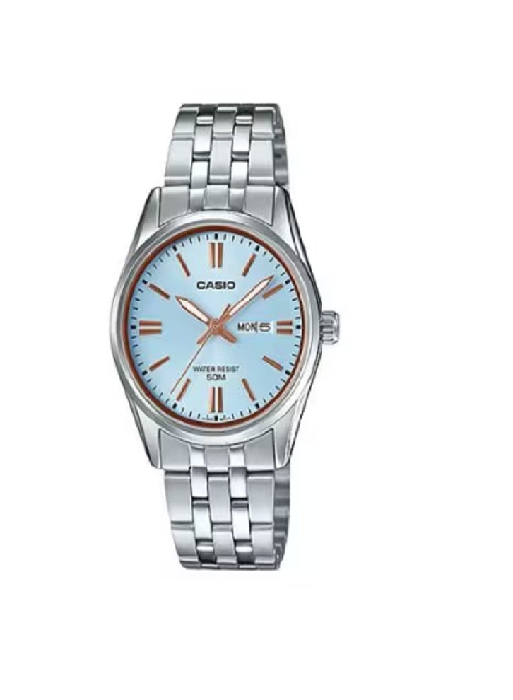 ساعة كاسيو النسائية الأنيقة التناظرية ليوم وتاريخ: ميناء أزرق فاتح مع لمسات من الذهب الوردي وسوار من الفولاذ المقاوم للصدأ