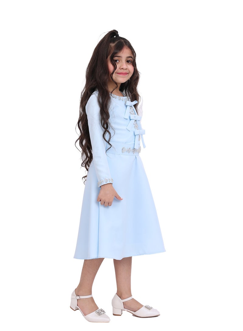 مودرن ديزاين فستان ناعم أطفال مصمم بأسلوب يجمع بين الأناقة والأنوثة يتميز هذا الفستان بأكمام طويلة مطرزة الأطراف تضيف لمسة راقية وفاخرة لطفلتك - Image 2