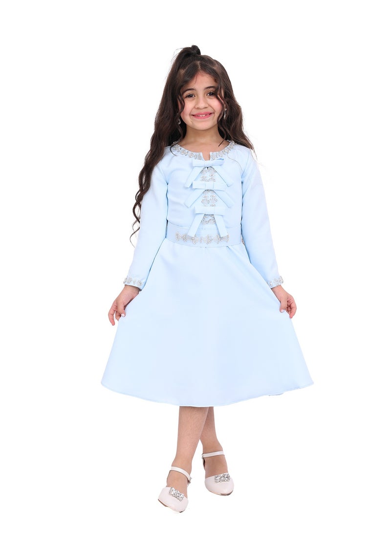 مودرن ديزاين فستان ناعم أطفال مصمم بأسلوب يجمع بين الأناقة والأنوثة يتميز هذا الفستان بأكمام طويلة مطرزة الأطراف تضيف لمسة راقية وفاخرة لطفلتك - Image 1