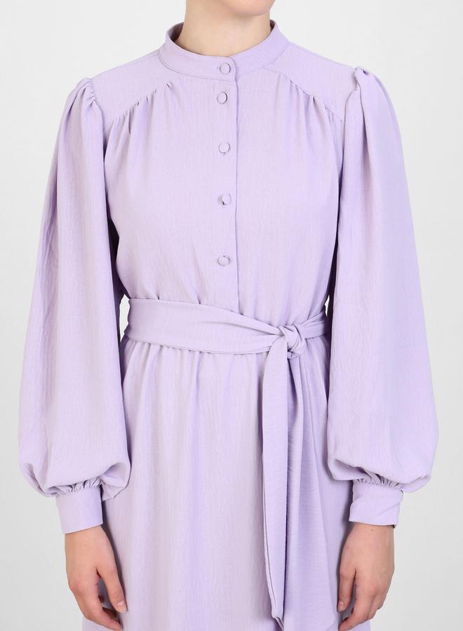 رفقة من مودانيسا فستان ماكسي بكم بالون مكشكش من رفقة مودانيسا لون ليلكي - Image 4