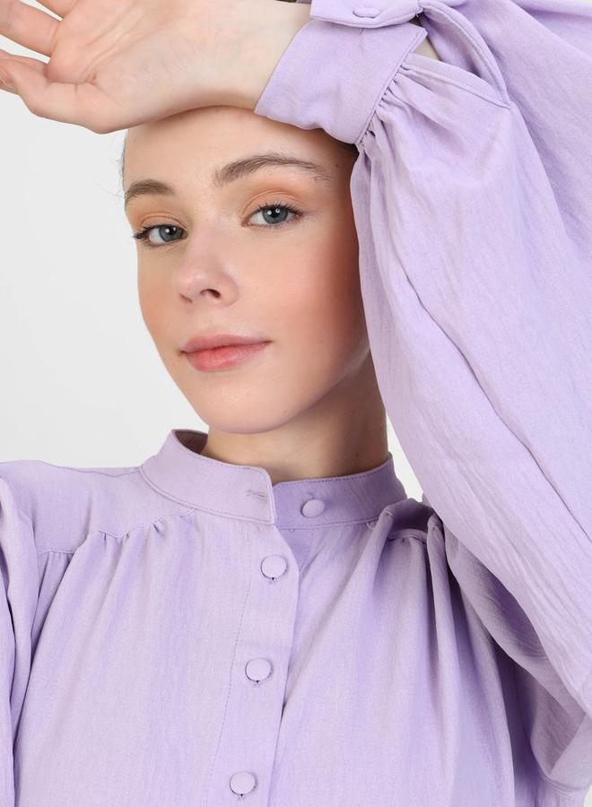 رفقة من مودانيسا فستان ماكسي بكم بالون مكشكش من رفقة مودانيسا لون ليلكي - Image 3