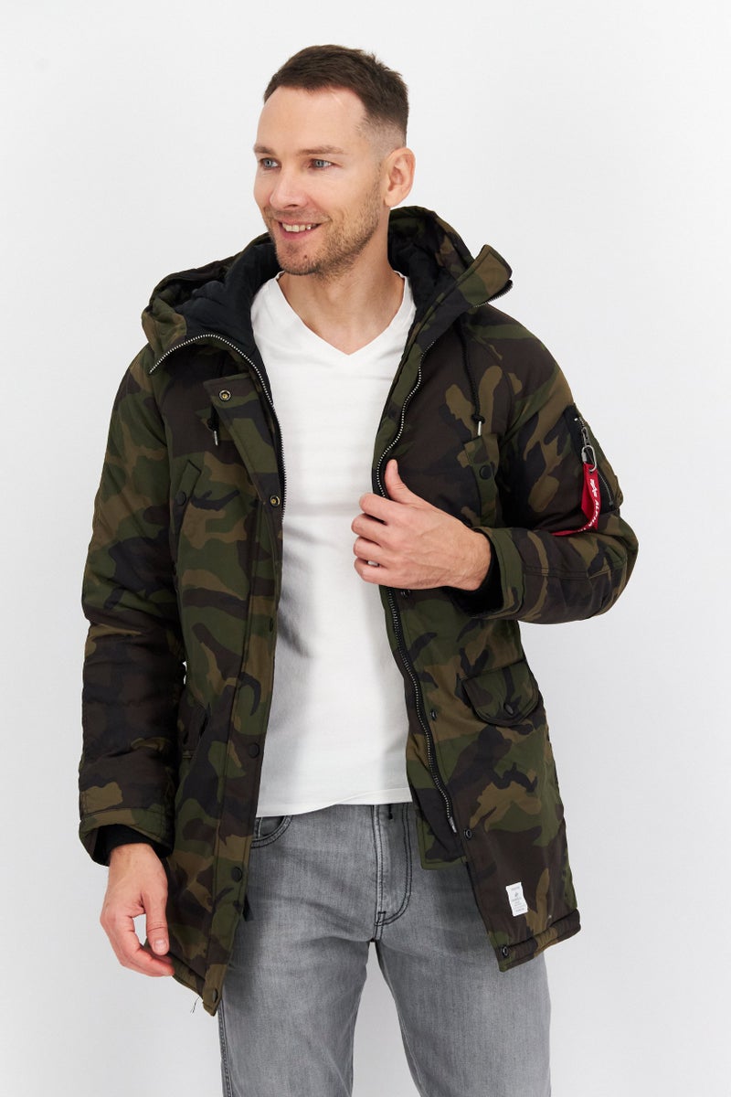 Alpha Industries جاكيت باركا بغطاء رأس للرجال بتصميم تمويه، مزيج زيتوني - Image 1