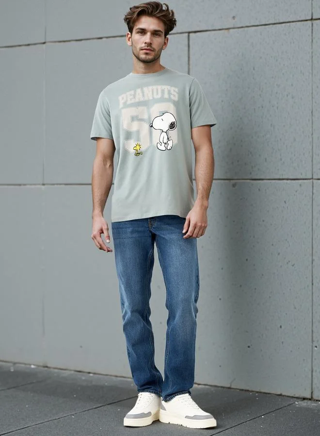 اس بي كاركترز تيشيرت بياقة دائرية بطبعة الفول السوداني