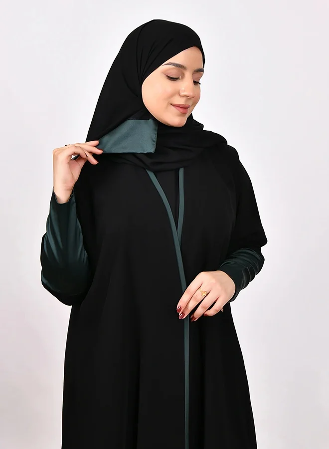 عبايات لمحة عباية سوداء بسيطة بلمسات أخضر داكن (زيتي غامق) عند الأكمام والحجاب