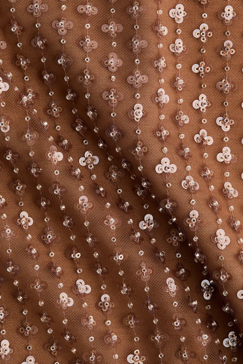 اتش اند ام فستان من نسيج شبكي مزين بالترتر