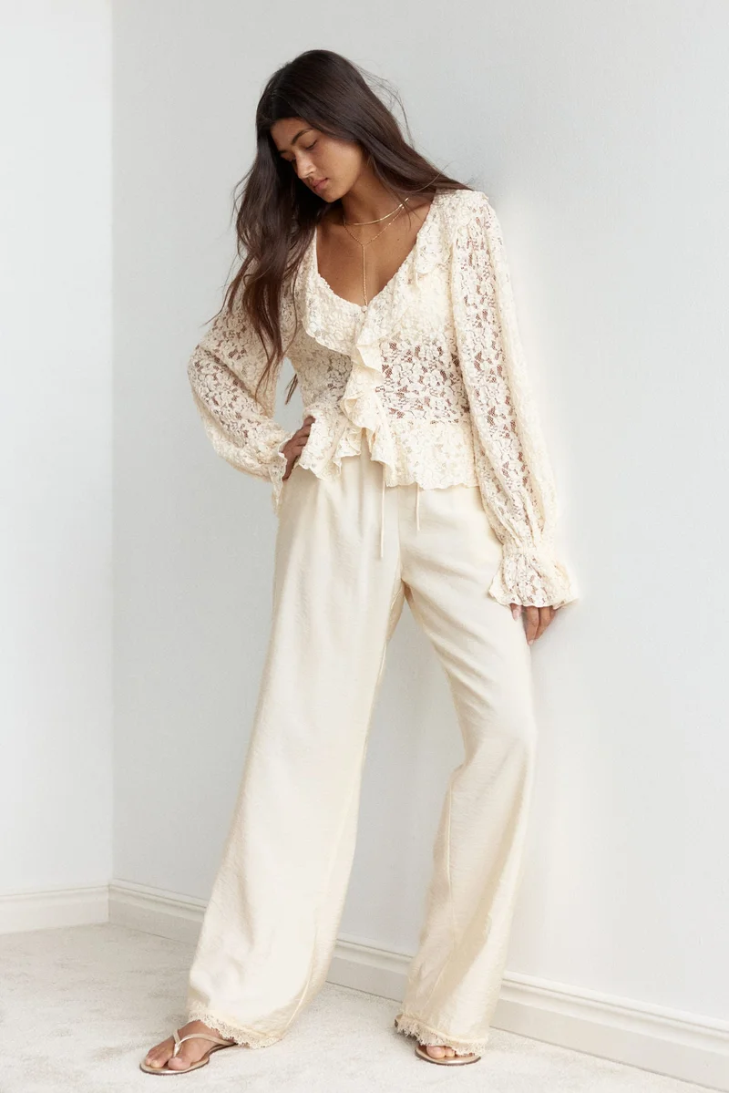 اتش اند ام بلوزة دانتيل مكشكشة