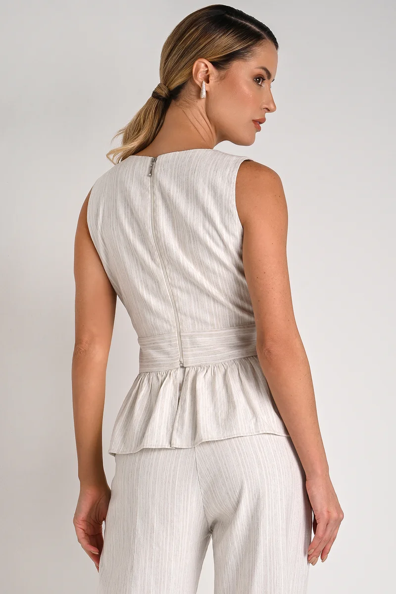 كارمن ستيفنز بلوزة بيبلوم برقبة متقاطعة