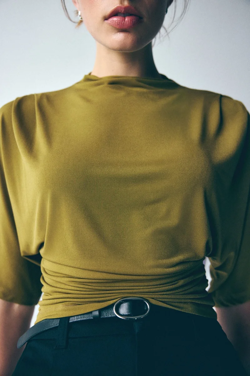 اتش اند ام بلوزة منسدلة