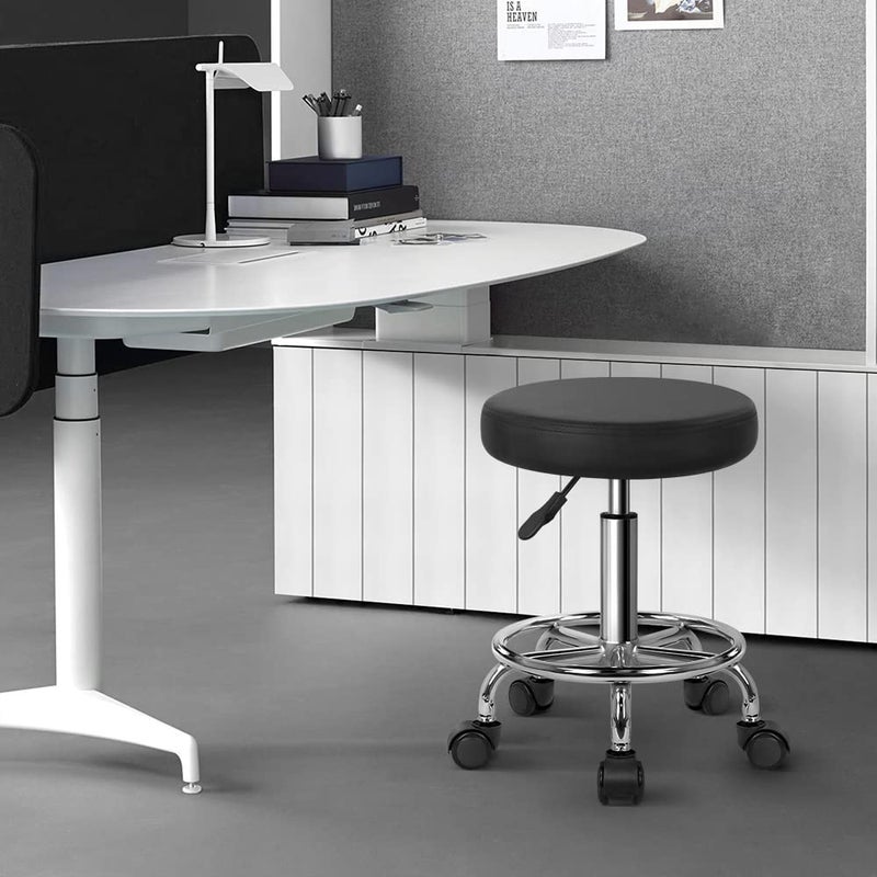 كي كي تونر كرسي دوار دائري من الجلد الصناعي مع مسند قدم قابل للتعديل للاستخدام الطبي والمنتجعات الصحية والصالونات والوشم والعمل والمكتب والتدليك بلون اسود - Image 2