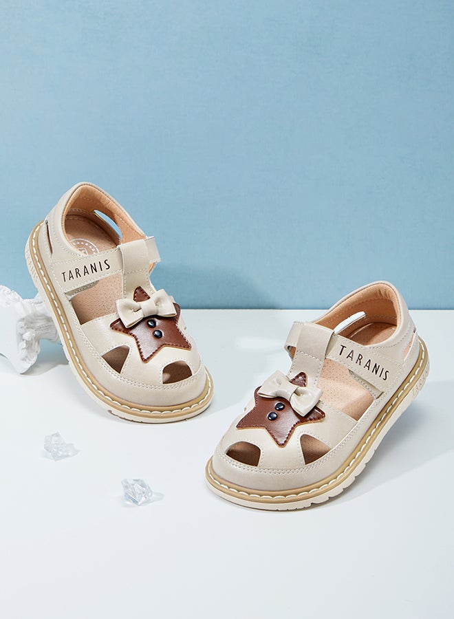 تارانيس صندل بناتي من تارانيس، بيج اللون، مزين بنجمة وفيونكة بتصميم مفتوح - Image 1