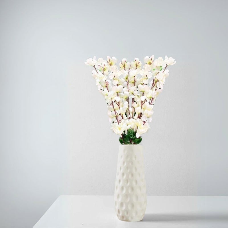 Go Hooked باقة زهور صناعية مع مزهرية بلاستيكية بيضاء ذات قوام | زهور مزيفة زهور زخرفية لتزيين المنزل والمكتب (زهور بيضاء مع مزهرية) - Image 3