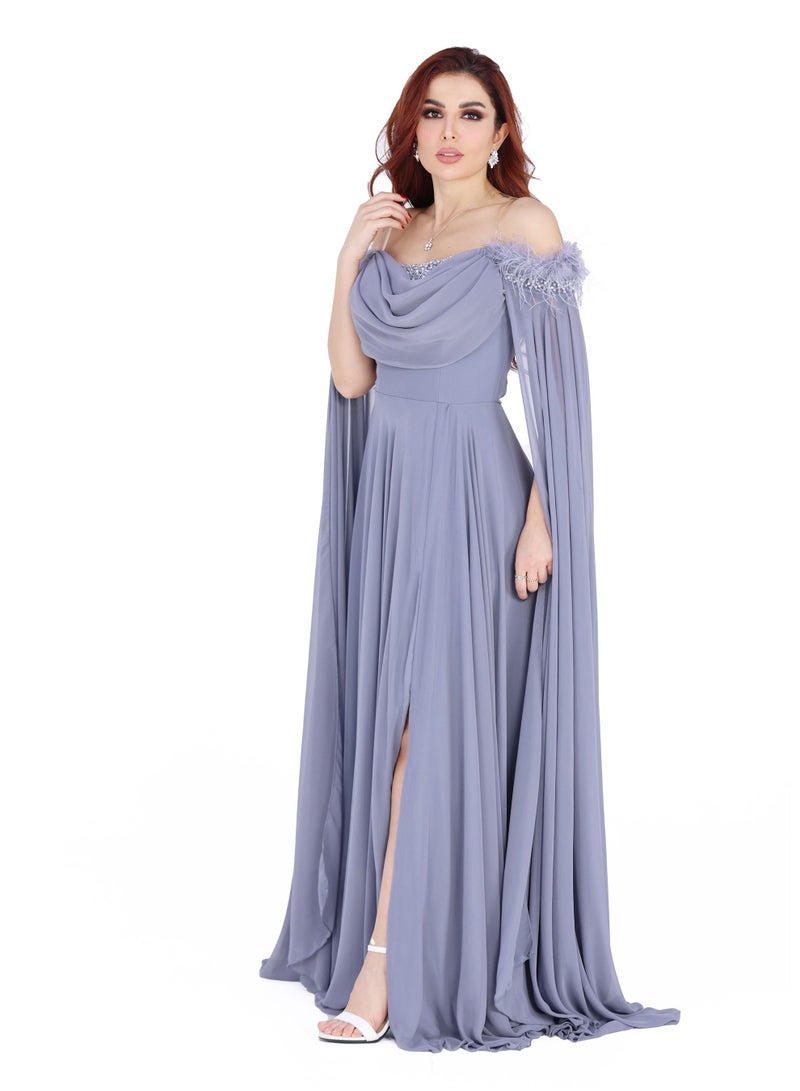 مودرن ديزاين فستان سهرة طويل من خامة الشيفون بأكمام طويلة مطرز بحبات الكريستال على الصدر ويتميز بريش في اعلى الصدر يعطيك تميز واناقة عن كل من حولك - Image 2