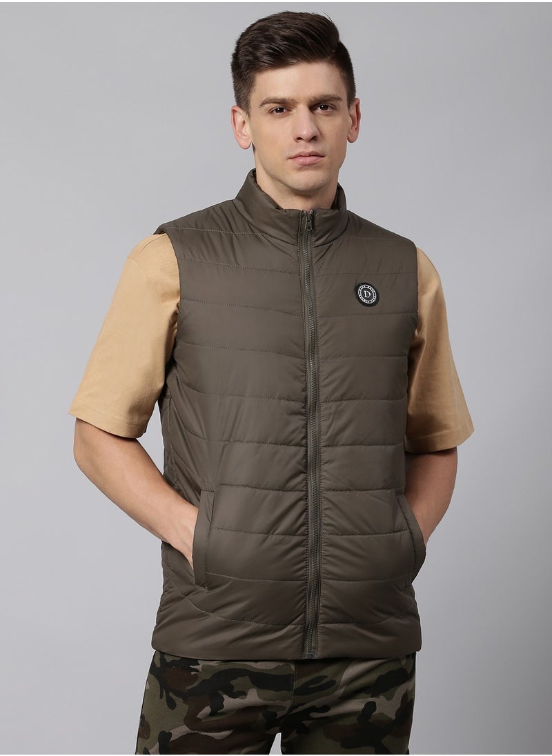 Dennis Lingo سترة Dennis Lingo الرجالية ذات المقاس العادي من Olive Puffer Gillet  - Image 1