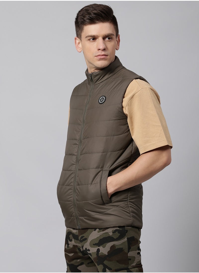 Dennis Lingo سترة Dennis Lingo الرجالية ذات المقاس العادي من Olive Puffer Gillet  - Image 2