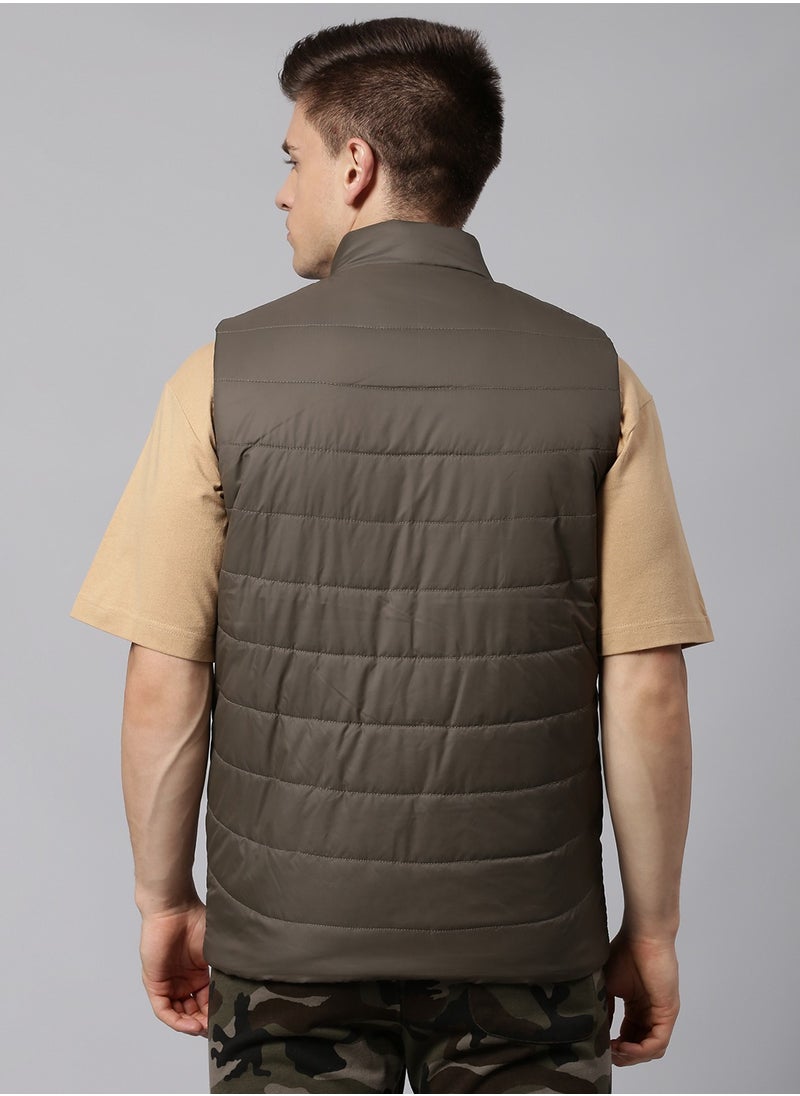 Dennis Lingo سترة Dennis Lingo الرجالية ذات المقاس العادي من Olive Puffer Gillet  - Image 3