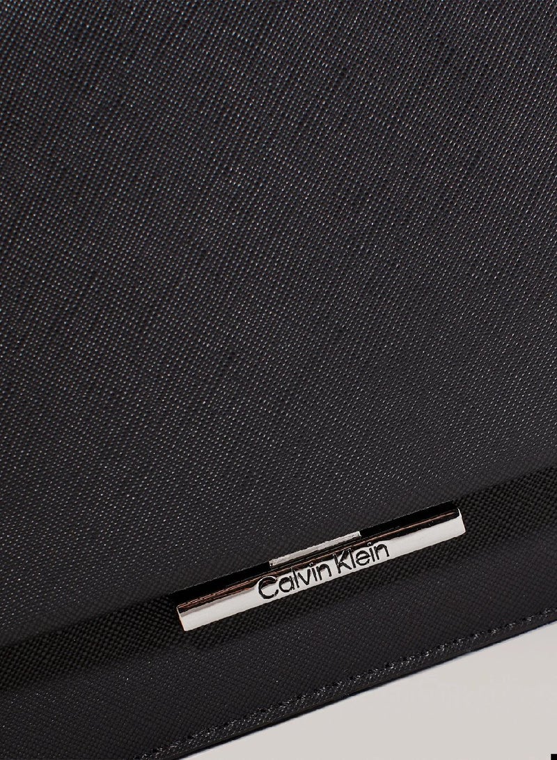 كالفن كلاين شنطة كروس من جلد سافيانو - Image 3