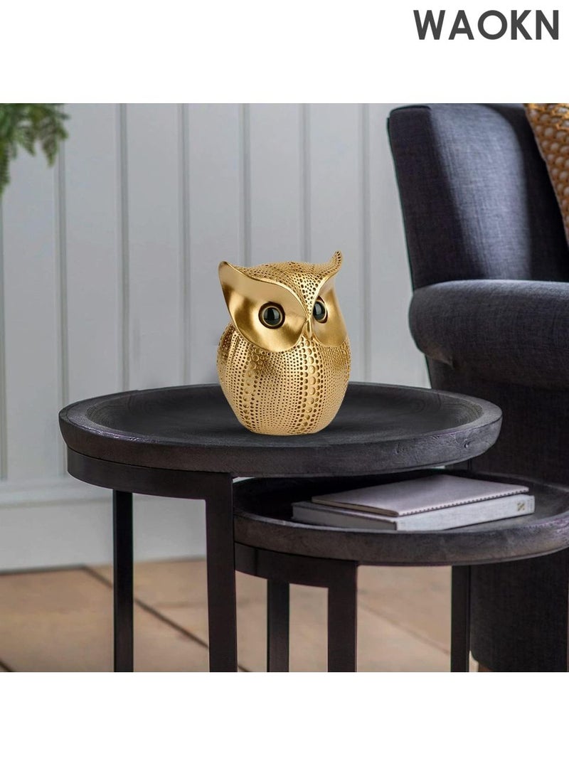 دبليو أيه أو كي أن تمثال بومة عصري - تمثال حيواني مصنوع يدويًا من الراتنج لديكور المنزل والمكتب - منحوتة زخرفية أنيقة للمكتب ورف الكتب وحامل التلفزيون - فكرة هدية فريدة لهواة الجمع (ارتفاع 14 سم/5.5 بوصة، ذهبي) - Image 3