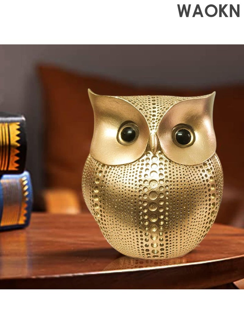 دبليو أيه أو كي أن تمثال بومة عصري - تمثال حيواني مصنوع يدويًا من الراتنج لديكور المنزل والمكتب - منحوتة زخرفية أنيقة للمكتب ورف الكتب وحامل التلفزيون - فكرة هدية فريدة لهواة الجمع (ارتفاع 14 سم/5.5 بوصة، ذهبي) - Image 2