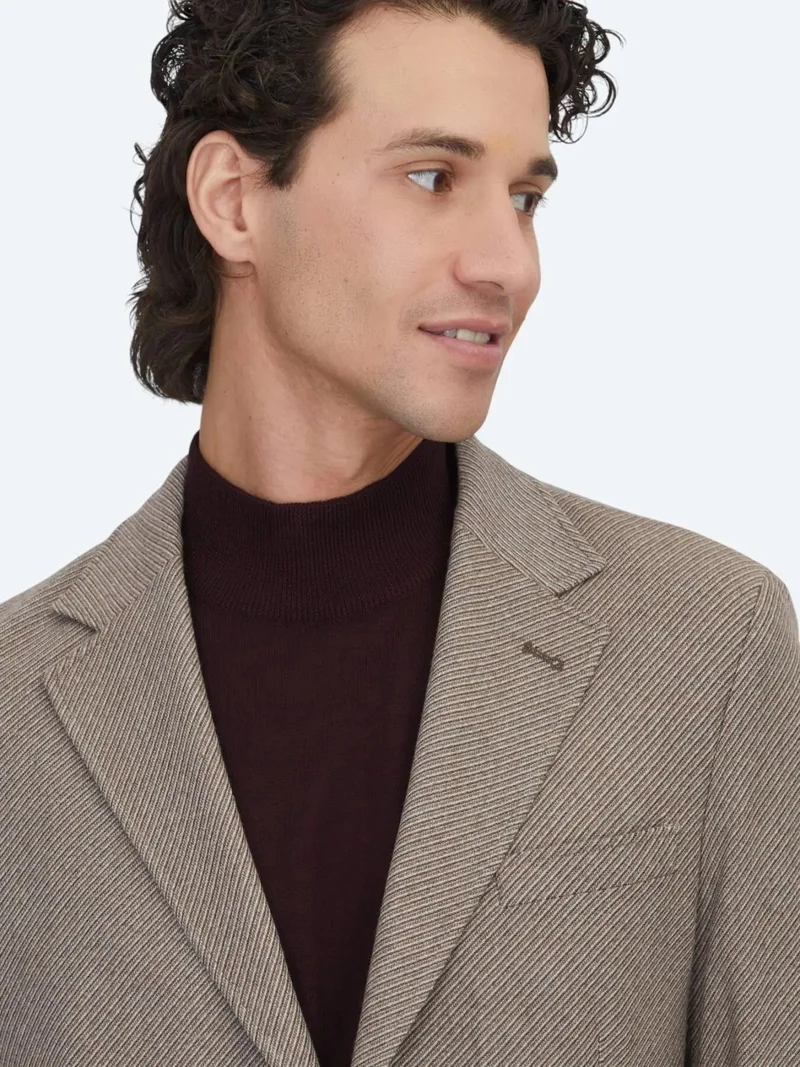 كيب جاكيت من مزيج الصوف بنقشة بنية فاتحة وقصة عصرية