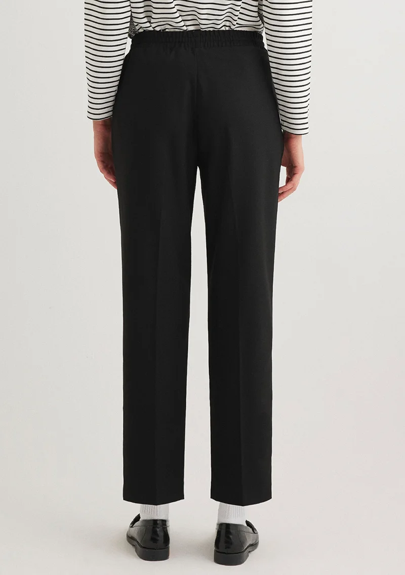 مافي بنطلون أسود