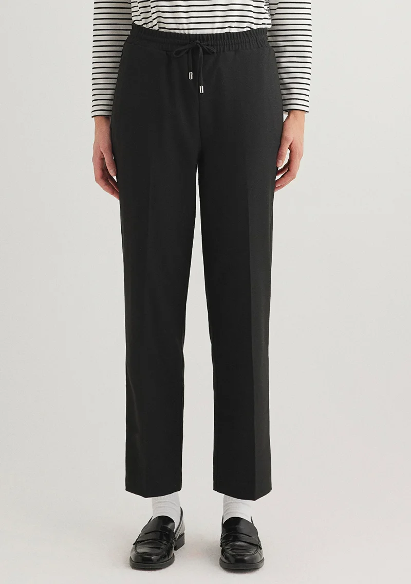 مافي بنطلون أسود