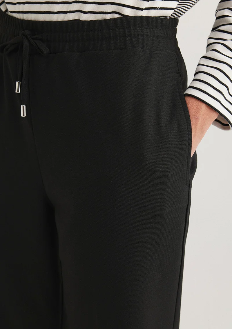 مافي بنطلون أسود