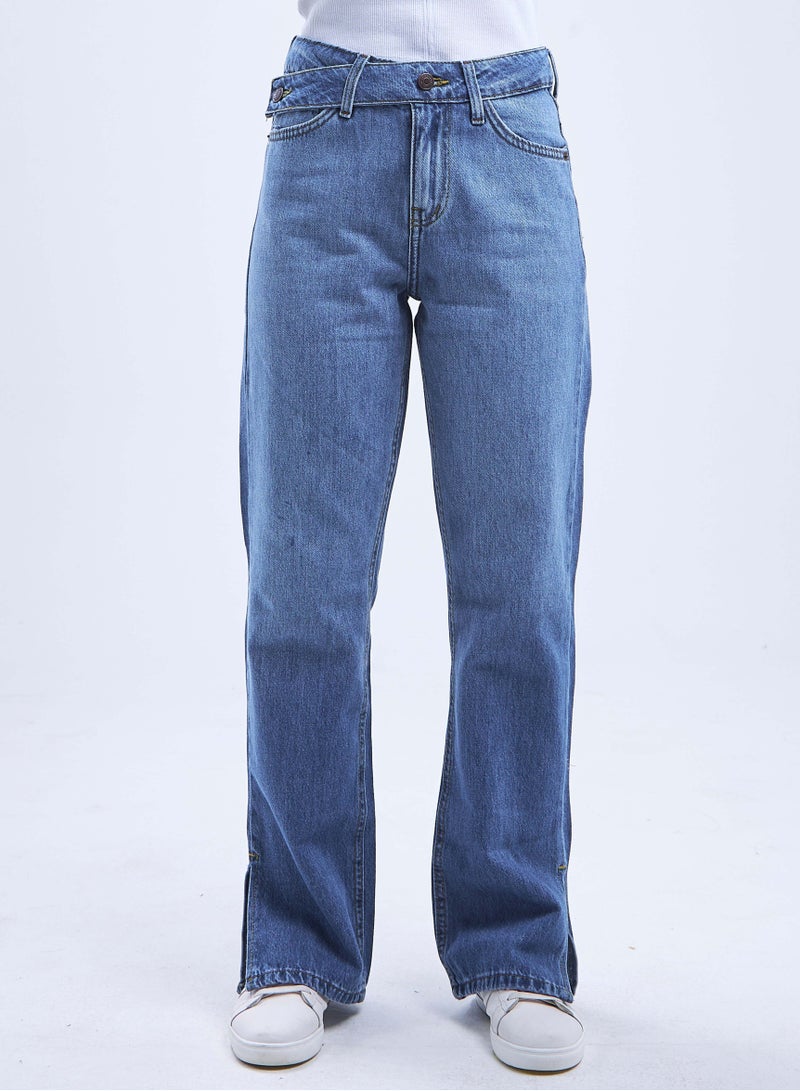 CIZARO High-Waist Medium Wash Split Hem Cross-Belt Straight Leg Jeans. - Image 4