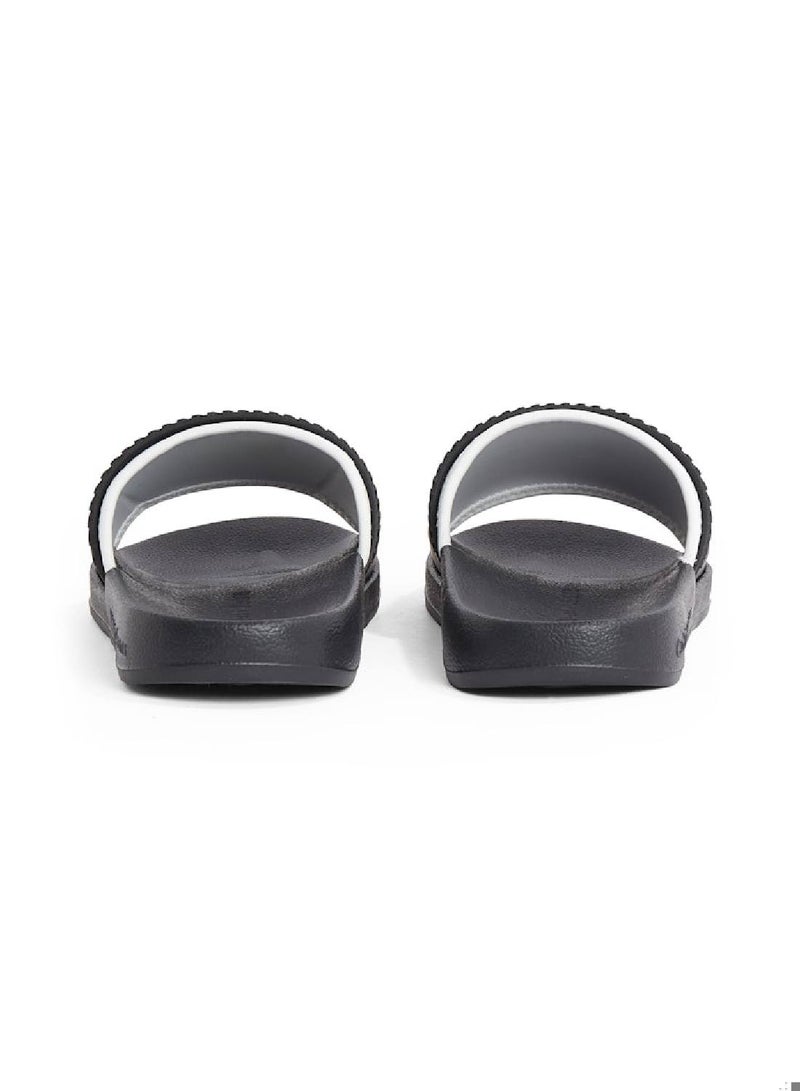 كالفن كلاين جينز شبشب بشعار من الجلد الصناعي - Image 3