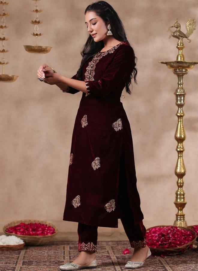 آي شين طقم كورتا وبنطال مخملي بلون خمري - Image 4