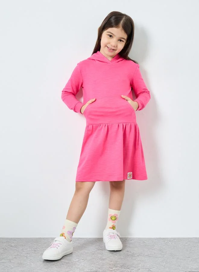 ستايلي فستان بياقة هودي مع تفاصيل جيب أمامي