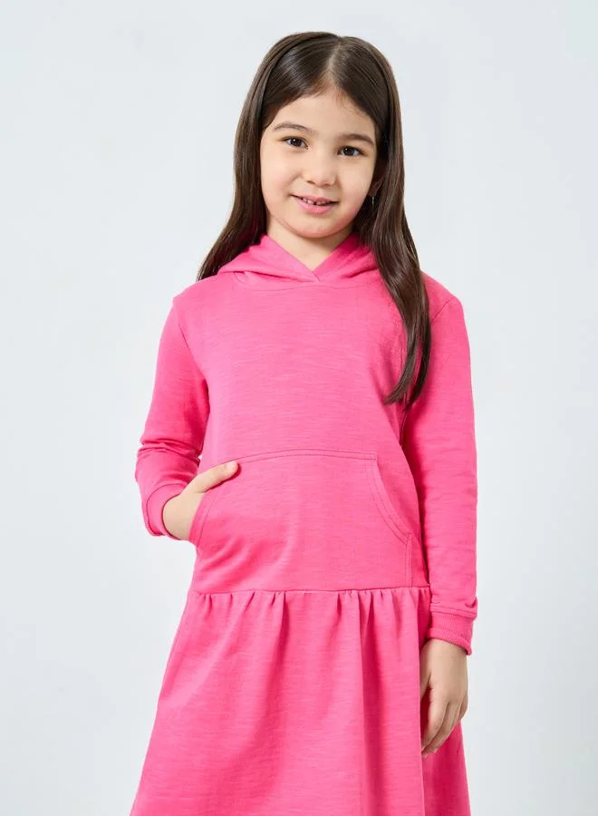 ستايلي فستان بياقة هودي مع تفاصيل جيب أمامي