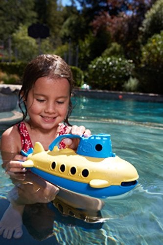 Green Toys لعبة الغواصة الخضراء - خالية من BPA والفثالات، قارب مائي أزرق مع مروحة خلفية دوارة مصنوعة من مواد معاد تدويرها. ألعاب آمنة للأطفال الصغار. - Image 4