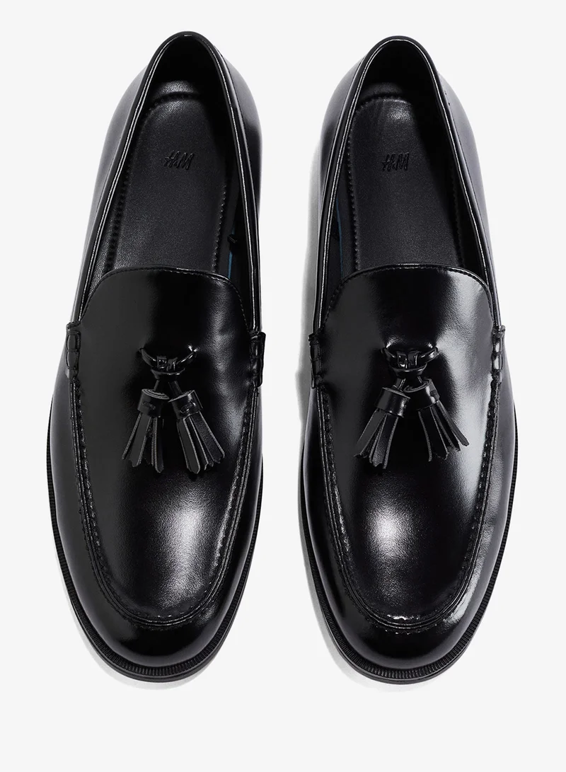 اتش اند ام حذاء لوفر مزين بشراشيب