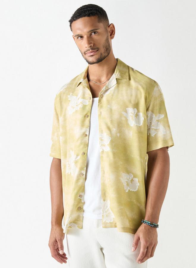 ايكونيك قميص بطبعات وياقة كامب وأكمام قصيرة من آيكونيك - Image 1