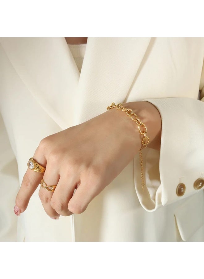 Luxuria The gold chain bracelet on display features a hammered oval ring design. These large, thick rings give the bracelet a distinctive and sturdy look. - Image 3