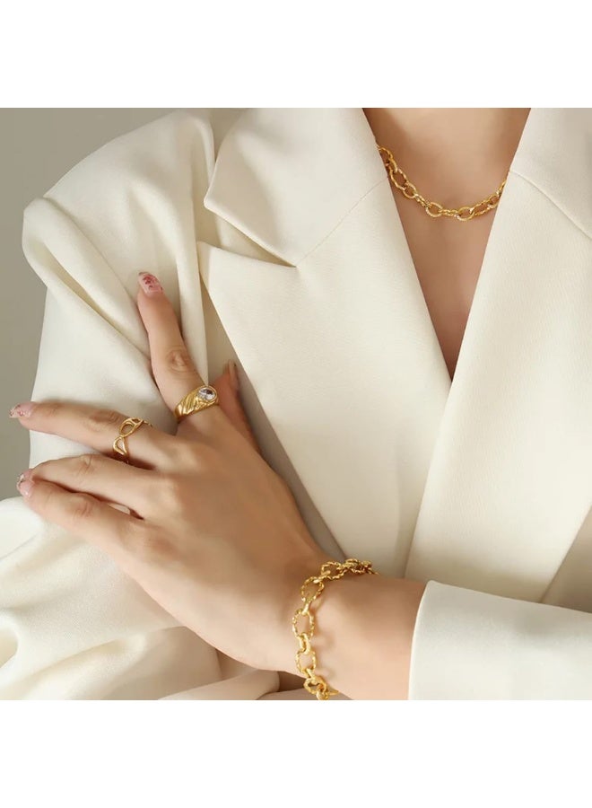 Luxuria The gold chain bracelet on display features a hammered oval ring design. These large, thick rings give the bracelet a distinctive and sturdy look. - Image 4