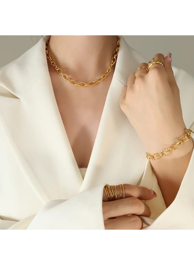 Luxuria The gold chain bracelet on display features a hammered oval ring design. These large, thick rings give the bracelet a distinctive and sturdy look. - Image 5