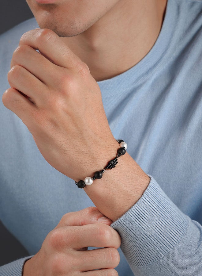 بوليس سوار تعبيري بطلاء رمادي ولآلئ بيضاء ورمادية، شعار  ، تصميم جريء وفاخر - Image 4