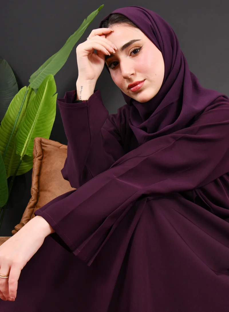 عبايات حوراء عباية بليزر رسمي باللون الارجواني بكسرات من الخلف و الاكمام بزر اغلاق
