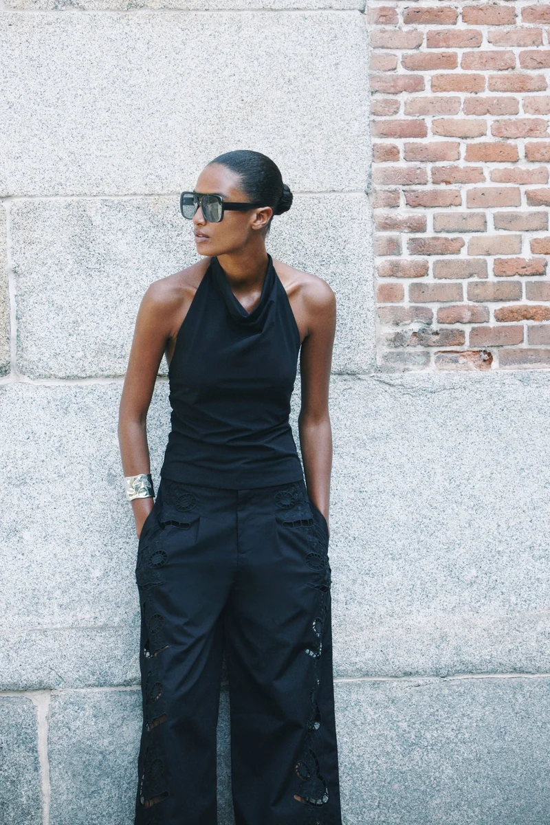 اتش اند ام بنطلون مزيّن بتطريزات انجليزية