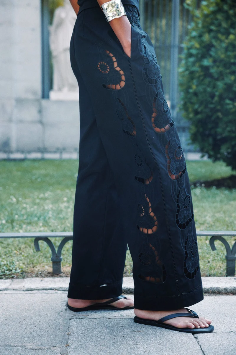 اتش اند ام بنطلون مزيّن بتطريزات انجليزية