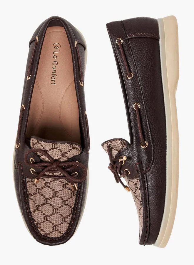 لو كونفورت حذاء نسائي سهل الارتداء بنقش شعار