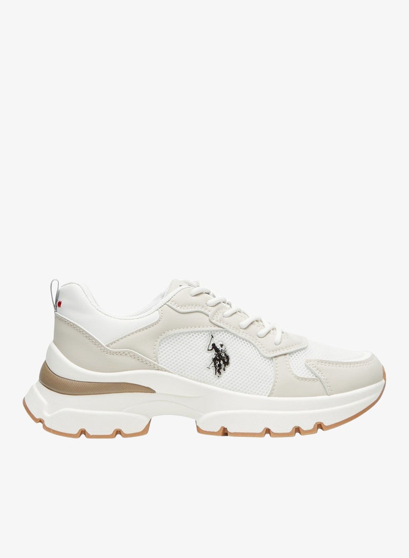 يو اس بولو اسن سنيكرز نسائي أبيض بلمسة بيج - تصميم جريء ومتين للاستخدام الخارجي - Image 1