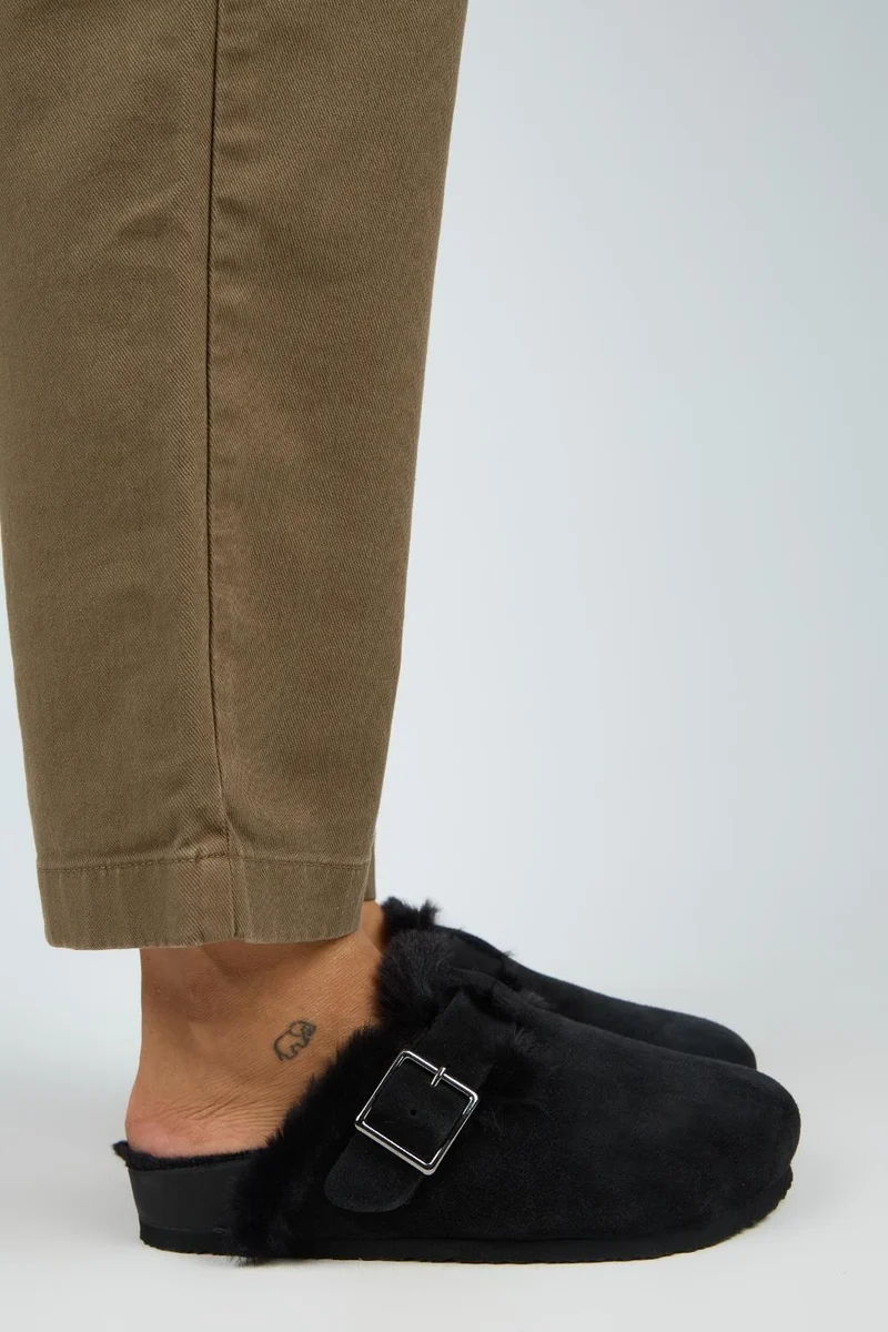 Manijero Manijero (Zeta 2 Fur-Lined) Women's Genuine Leather Buckled Clogs in Black